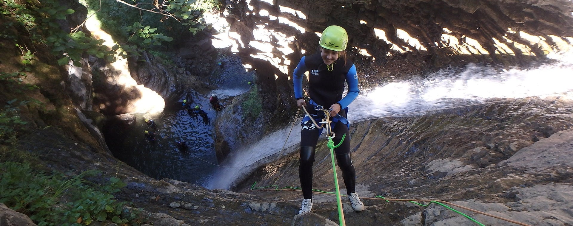 Descenso de un barranco con rappel en el Sobrarbe, Pirineo Aragonés