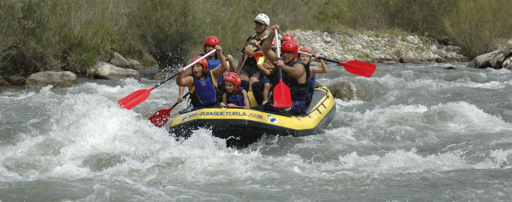 Rafting en el Río Ésera guiado en el Pirineo Aragonés | Guías de Torla Ordesa