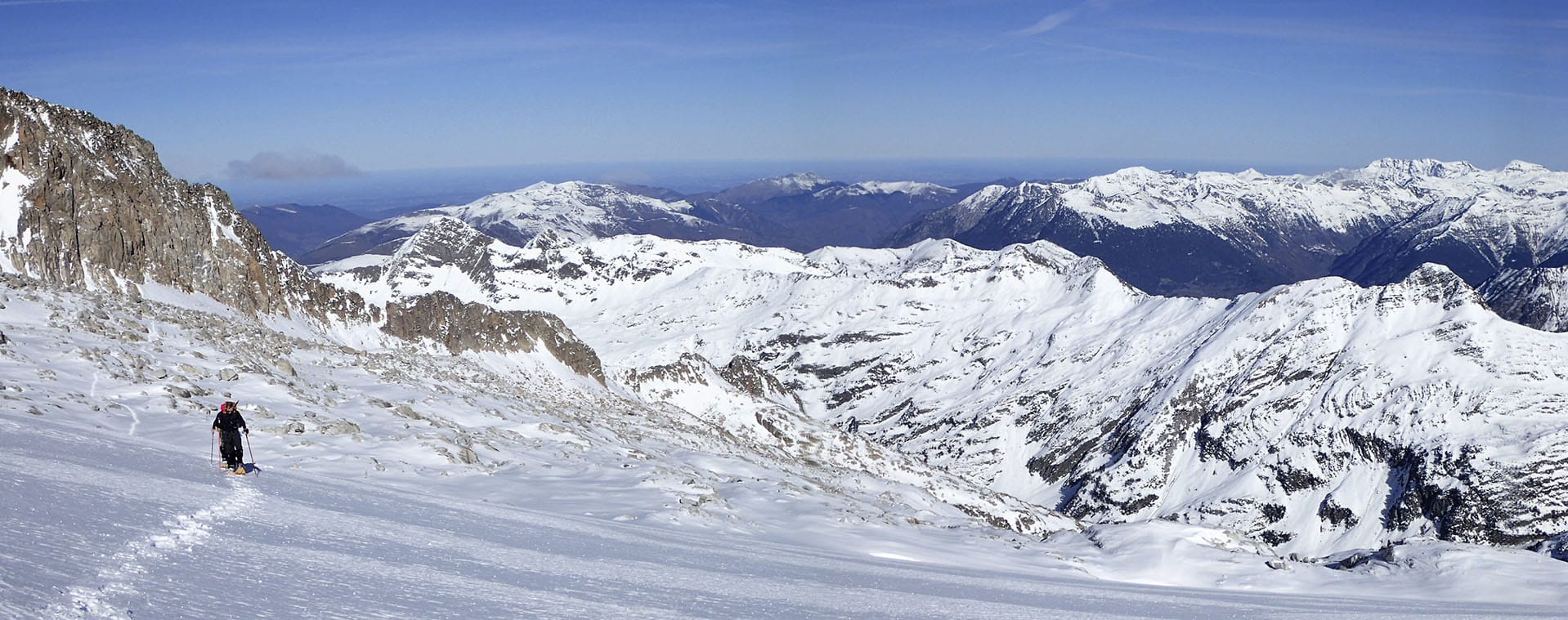 Ascensión al Aneto por el glaciar con vistas al Pirineo