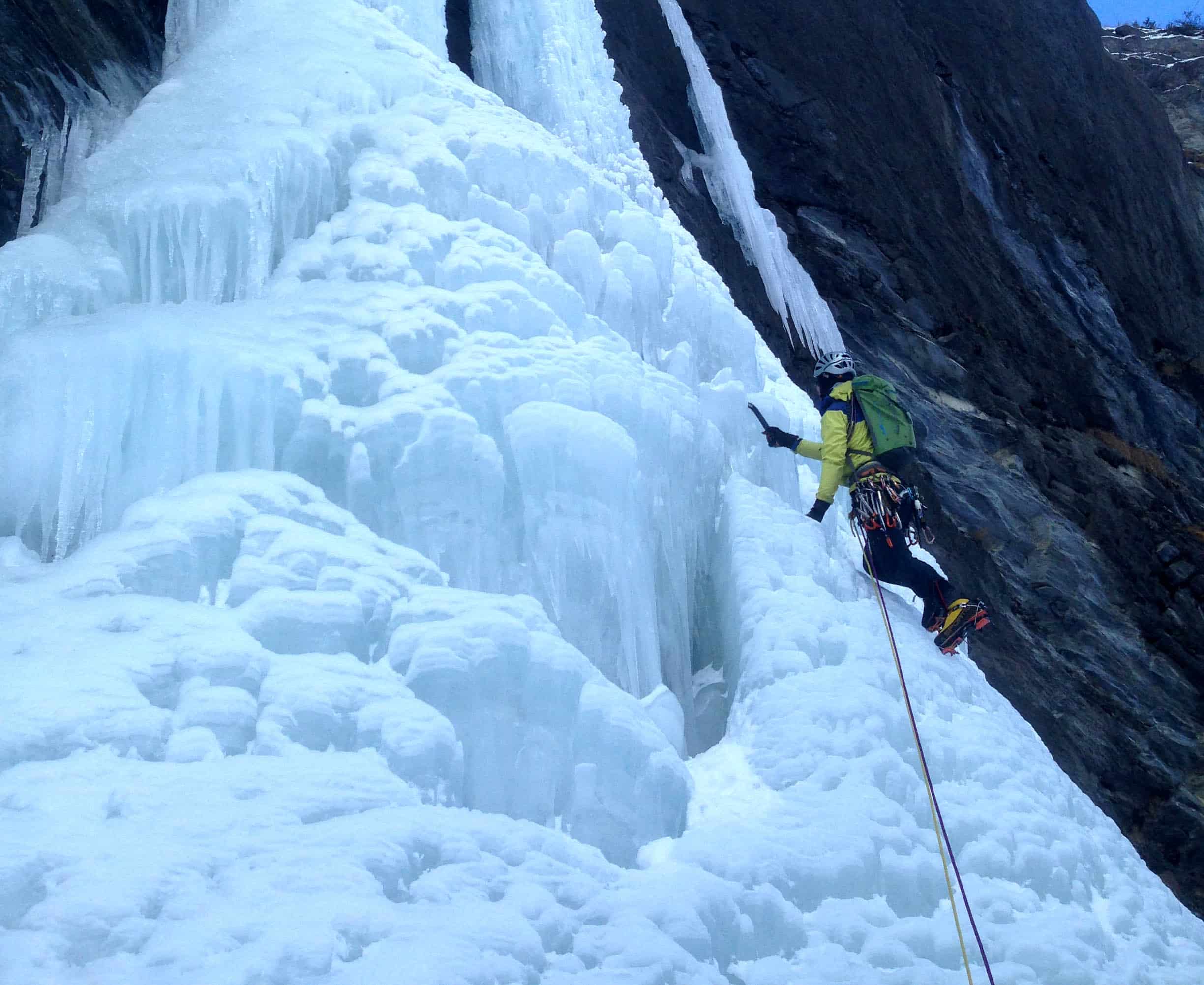 Bautismo escalada en hielo en el Pirineo Aragonés | Guías de Torla Ordesa