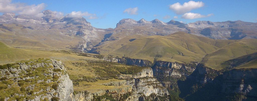 Cañón de Añisclo con el macizo de Monte Perdido al fondo