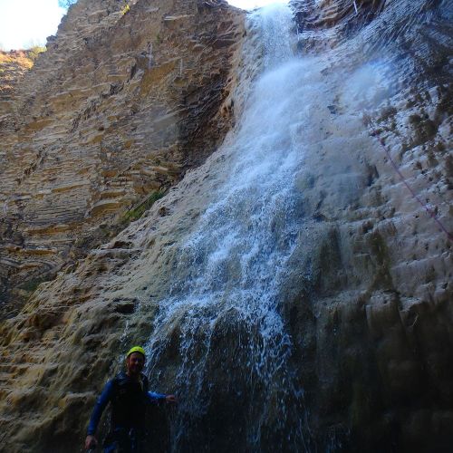 Cascada final del Barranco Os Lucas sobre paredes de roca de flysch