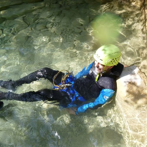 Participante flotando en una poza poco profunda del Barranco Os Lucas