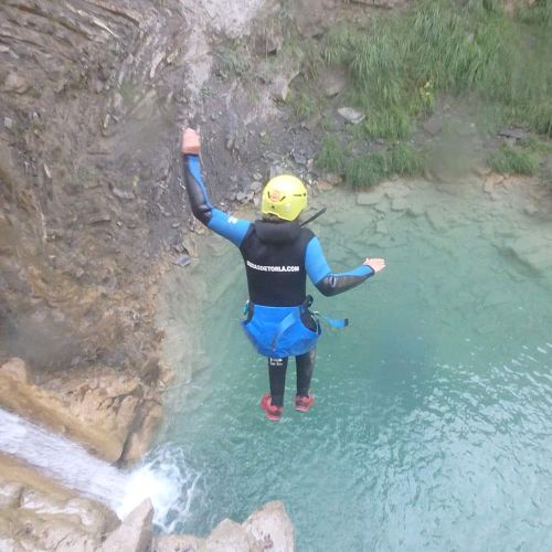 Salto opcional a la poza durante el descenso del Barranco Os Lucas