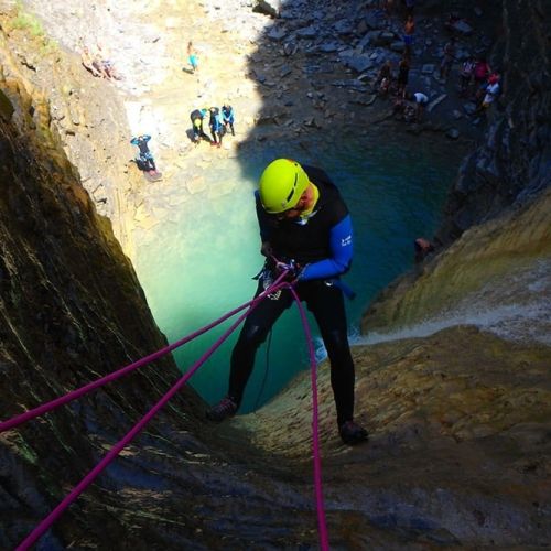 Barranquista descendiendo en rápel hacia la poza del Barranco Os Lucas